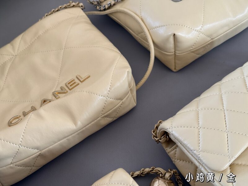 f99951ed7a.jpg 225 boxes
Grandma Xiang's color is really amazing/stunning
size:20*20cm
Xiaoxiangjia Mini 22bag
The scaled down 22bag looks particularly cute and playful,
Still made of calf leather material,
Soft and lightweight!
Search for garbage bag mini