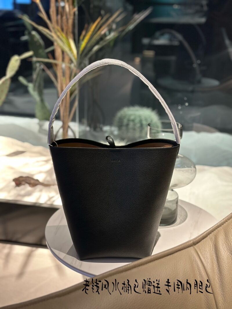 f9b2ed5121.jpg Bucket Bag ? Gift inner bag G7155 # p375
Liu Yifei, Ni Ni, Dong Jie, Naza, Yang Mi
Waiting for many female celebrities to wear the same bucket bag as the old forward bucket bag, medium size full grain top layer cowhide
The favorite of minimalism, w...