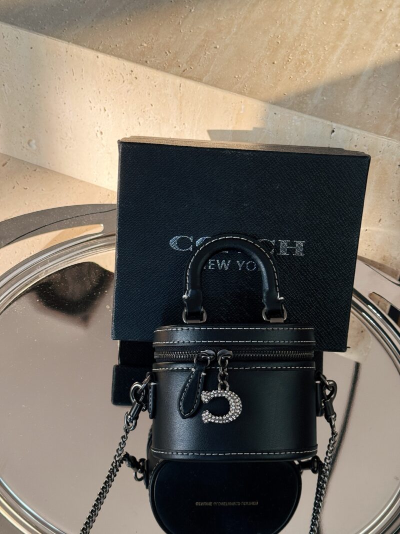 f9b82eeeba.jpg 240 boxes
size:12*9cm
C Home Trail Box Bag
Cute little box bag,
So cute that it exploded!
Can hold the card bag, powder, lipstick, key, even more than you think!