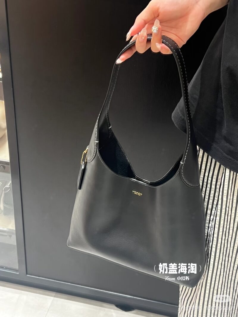 Coach | Easily Grasp the Relaxation of Brooklyn
If you want to have a sense of relaxation
Then you only need one # coachBrooklyn 28
Soft body without losing its three-dimensional feel
Minimalist lines with hot stamping, Coachlogo
The space can accomm...