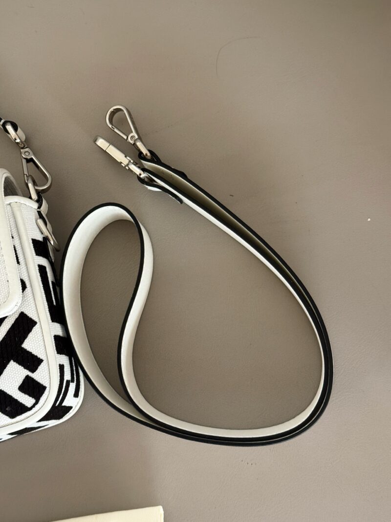 f9c65e70a9.jpg 235 box
Size: 26 * 16cm (large)
Fendi (F Home) French Stick Bag
You can carry it by hand! You can cross over!
But such a cute and special bag is rare to see
