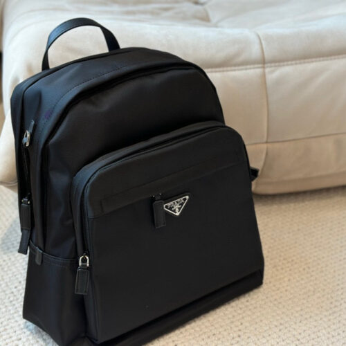 ￥260
PRADA large capacity men's backpack, made of classic nylon parachute material, lightweight and easy to maintain! The large capacity design allows you to travel without worrying about zipper compartments and computer compartments in your bag
The...