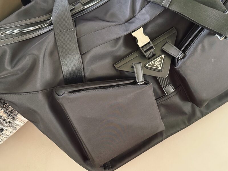 f9d3a710e2.jpg 270 without box
Size: Bottom width 45, top width 65, height 40
Prad tote (shopping bag)
The leather material is thick and textured
A great combination of travel and fitness!
Really practical!!