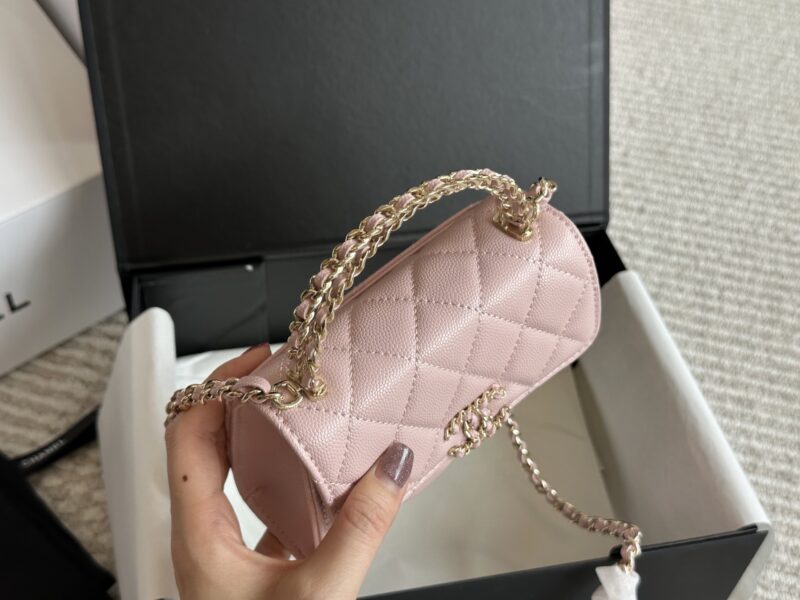 f9d3f9f9cb.jpg 210 box
size:19*10cm
15*12cm
Xiaoxiangjia 23Kelly Mobile Bag
This bag type is a whole love to live in
Little Kelly Grandma/Exquisite and Cute/
You can put your phone on
Can be carried by hand or slung diagonally
The caviar cowhide is too perfect!