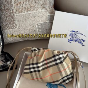 195 box
size：22*16cm
Burberry plaid cloud bag
This cloud pack is really cute
Drawstring closure is very convenient
You can put your phone mainly because the price is not too expensive