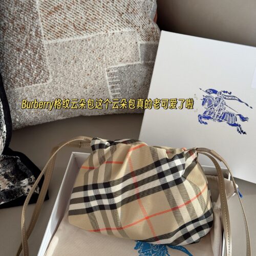 195 box
size：22*16cm
Burberry plaid cloud bag
This cloud pack is really cute
Drawstring closure is very convenient
You can put your phone mainly because the price is not too expensive