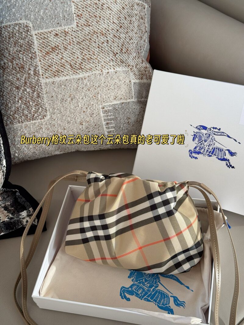 f9d75de822.jpg 195 box
size:22*16cm
Burberry plaid cloud bag
This cloud pack is really cute
Drawstring closure is very convenient
You can put your phone mainly because the price is not too expensive