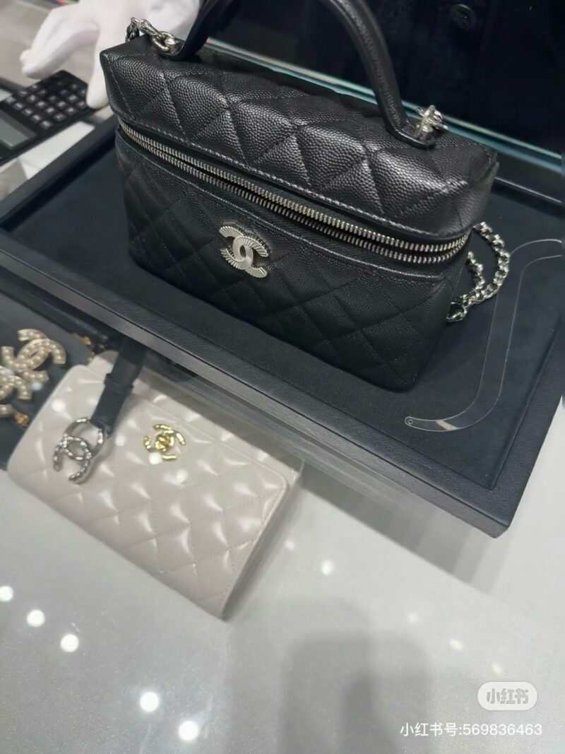 f9d9ece27e.jpg Chanel caviar LP lunch box bag makeup bag