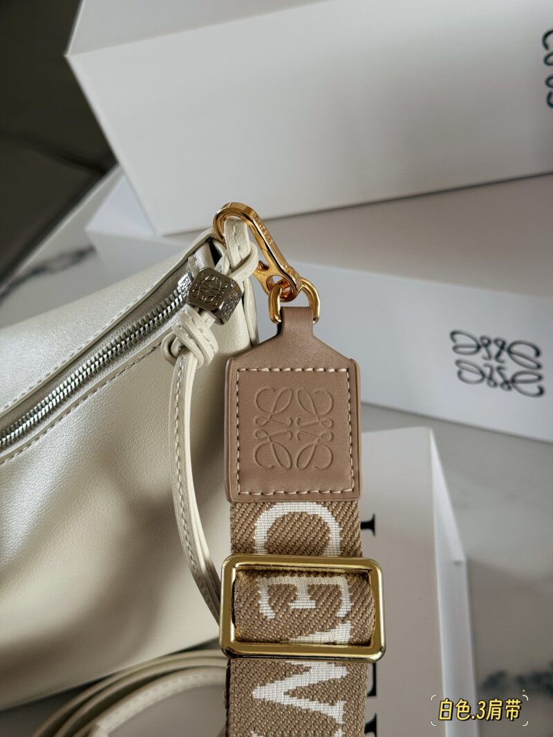 f9e26e1db2.jpg 250 box configuration with wide shoulder straps
Size: Bottom width 17, top width 27 * height 16cm
Loewe Hammock Hobo
Loewe hammock bag is super cute
HOBO can still do this
Paired with the newly released wide shoulder straps, it really looks great
The...