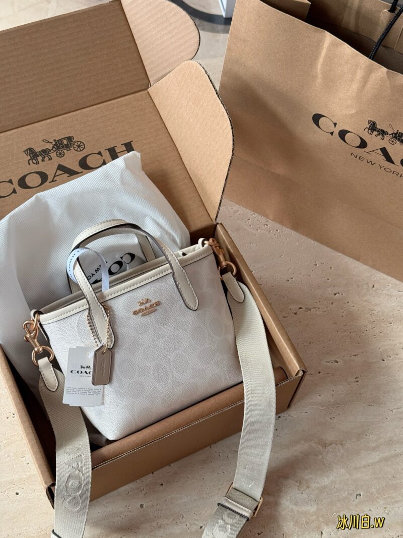 f9ef30db05.jpg 210 box
size:15*14cm
New Product C Mini Tote 15
A very refreshing color
A cute little one is enough for daily use!
City, this mini tote! So cute!!
City15 Glacier White!