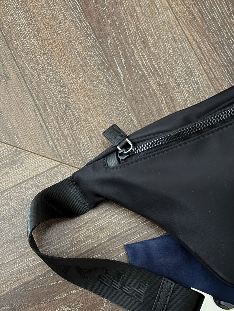 f9f12c3a27.jpg 170 boxes
Size: Bottom width 20, top width 35 * height 17
Prad ? waist bag/? chest bag
stumble on
This waist bag is really easy to carry!
The capacity is very friendly
Very good
Lightweight and easy to use
hands-free