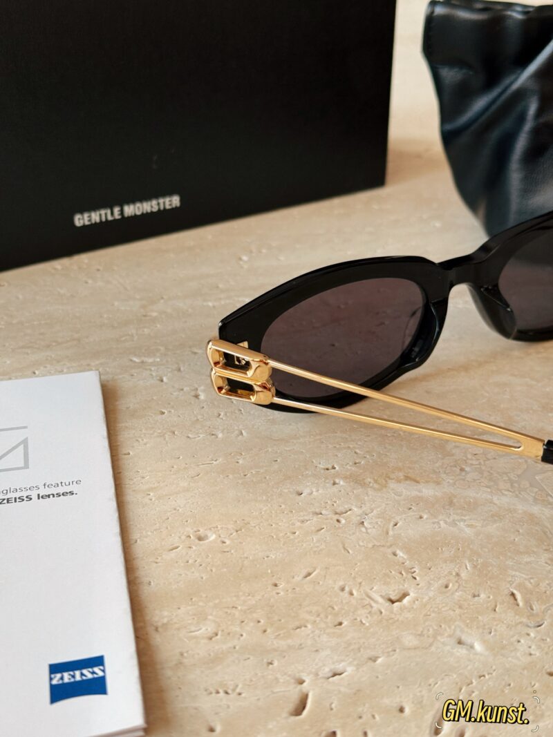 f9f588b6c3.jpg 205 with packaging
GM-kunst
Stylish girl's 25 year new must-have GM sunglasses!
KUNST is super good-looking and not picky about face shape!
Simplicity and sophistication are full!
The design is very innovative, versatile and not picky about face shape~