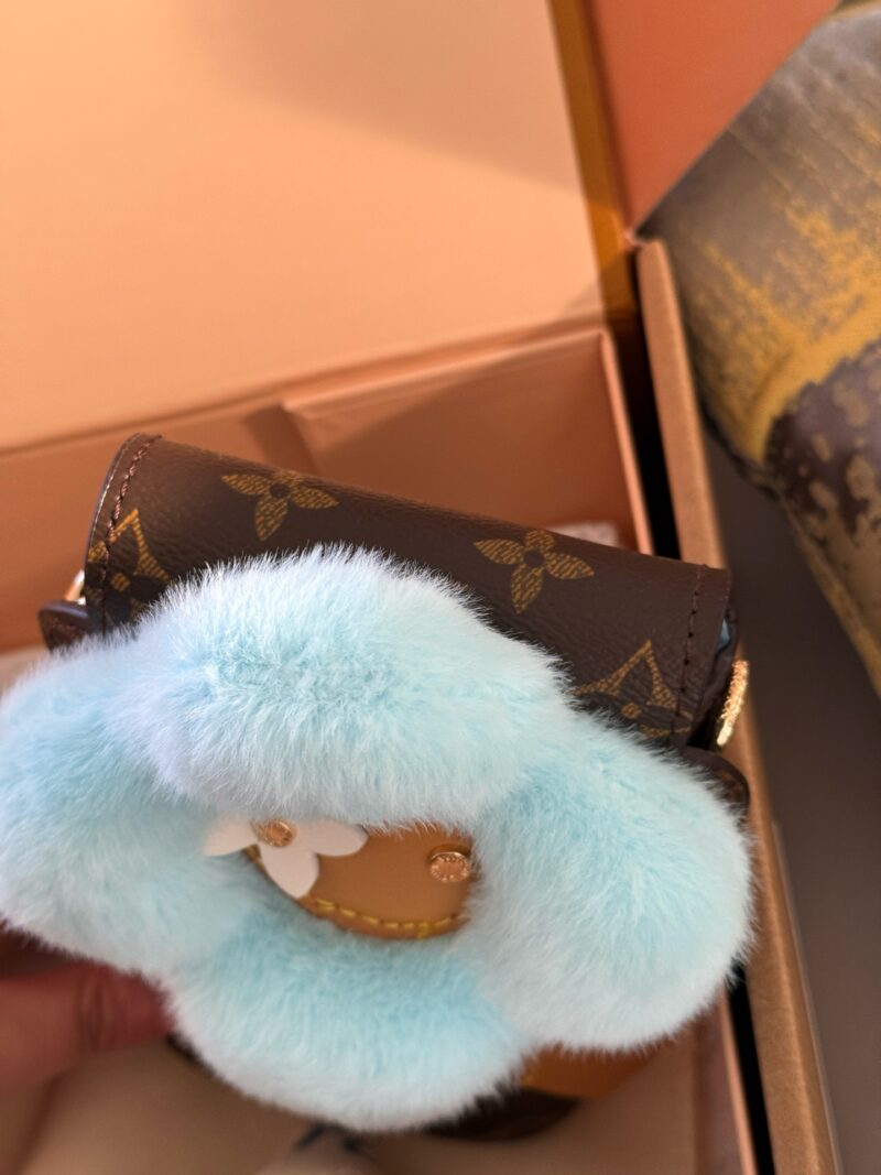 f9fd1ef911.jpg 210 box
size:10*18cm
L's limited edition Vivienne phone case is here
Who can refuse the plush Vivienne
Accurately capture your girlish heart
Xiaohuahua has a super good hand feel,
The physical object is super beautiful,
Who hasn't owned it yet? The...