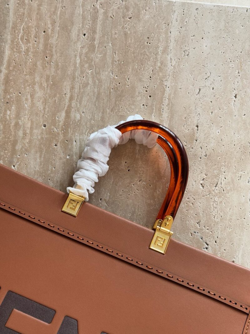 f9fe539b8e.jpg 260 without box
size:35*30cm
F Home Fendi Peekabo Shopping Bag ?
Classic tote design!
But the biggest feature of this one is:
Handheld and crossbody!
Advanced, concise, and grand!