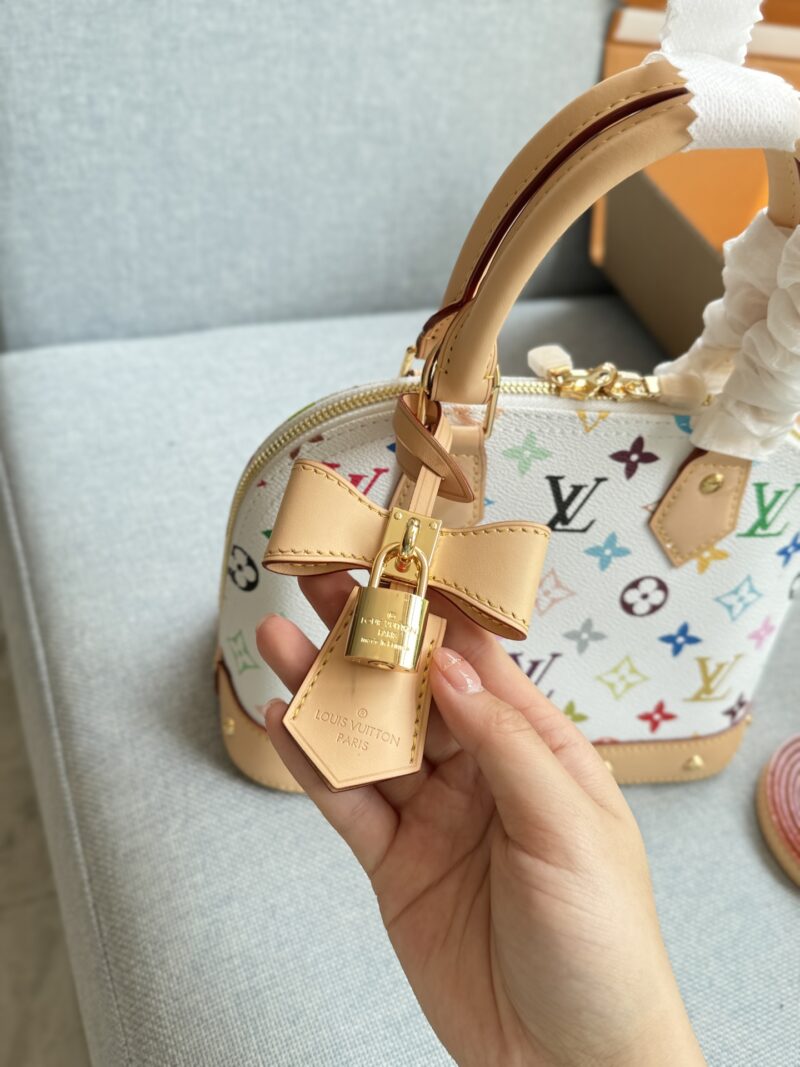 fa050b728c.jpg 270 original single aircraft box
Original quality with pure leather steel hardware 163 jump code chip
size:24×17.5
LV x Takashi Murakami collaboration NANO SPEEDY white tri color shell bag Boston bag crossbody handbag chip version
Cool and cute, l...
