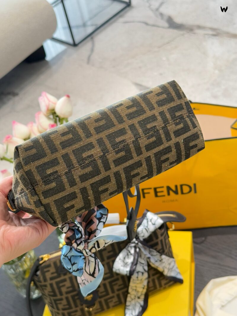 Fendi new pillow bag p230p245
Using the ultra soft Cuoio Romano is really easy and easy to carry! Each season has different designs, bringing us endless surprises and showcasing our unique charm. This handbag is truly both fashionable and practical! ...