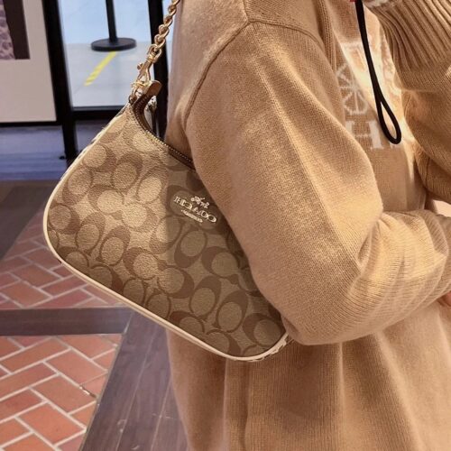 COACHTERI Underarm Shoulder/Crossbody Bag with Convex Features
Teri Shoulder Bag, new vintage crossbody bag with snake patterns on both sides, V Size size approximately 24x15x7.5cm
Both long and short shoulder straps are detachable.
Finally, please a...