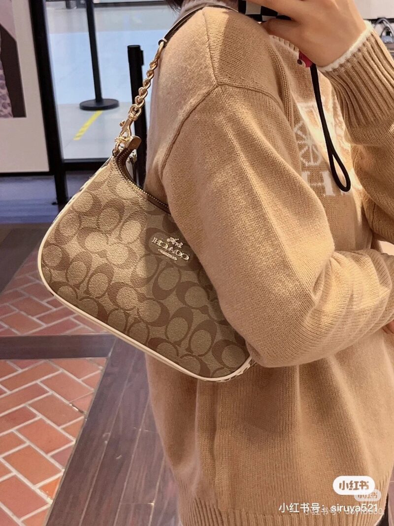 COACHTERI Underarm Shoulder/Crossbody Bag with Convex Features
Teri Shoulder Bag, new vintage crossbody bag with snake patterns on both sides, V Size size approximately 24x15x7.5cm
Both long and short shoulder straps are detachable.
Finally, please a...
