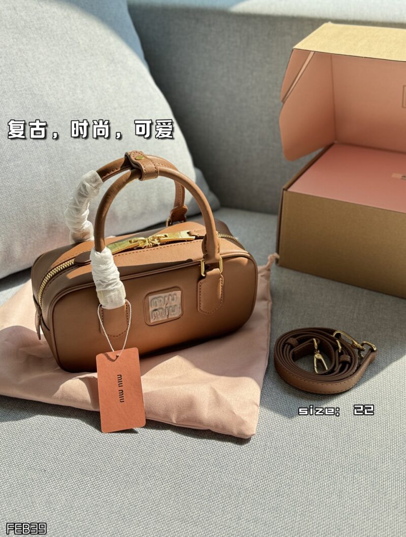 Color card ??
MIU MIU Arcadie Series Bowling Bag Shoulder Cross Shoulder Handbag
