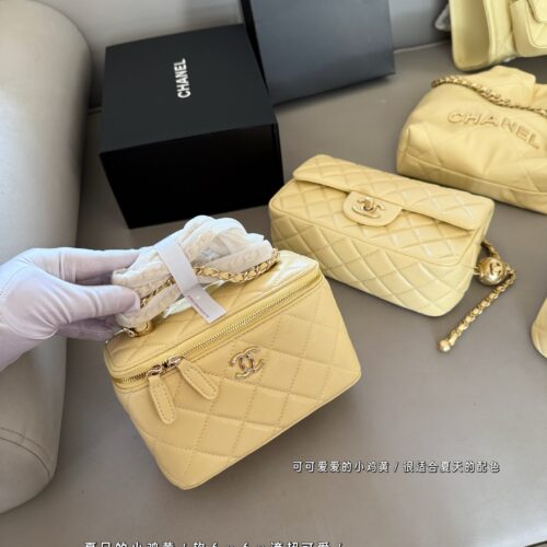 210 Pack
size：18*10cm
Xiaoxiangjia Handle Box Bag
Your upper body is full of immortal energy!
The smooth skin feels super comfortable to the touch
Crossarm/Handheld/
Summer chicken yellow/soft fufu drops super cute/
Search for Double Golden Balls