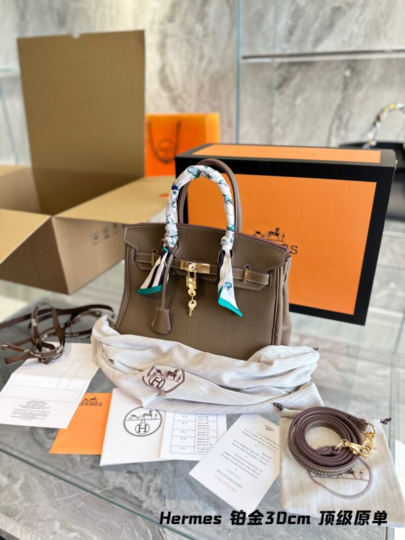 Delivery scarf folding box packaging p390
Hermes bk30cm top of the line pure leather collection with endless love and a Hermes Birkin platinum bag that will not be taken off the shelves for thousands of years. Original factory laser hardware, various...