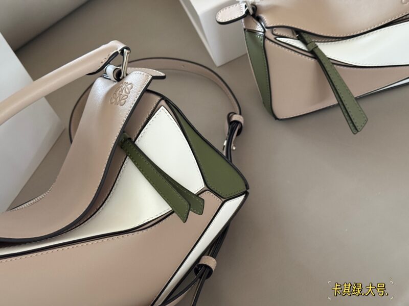 fa609f9342.jpg 225 255 box
Size: 18 * 10cm (mini)
24 * 15cm (large size)
Loewe Geometry Package Puzzle
Truly cannot be missed,
?? Cowhide quality!
Completely hold on!
Puzzle khaki green color combination
Even high-level ones have to overflow