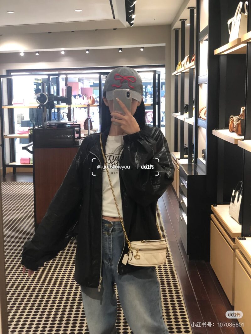 fa79729df0.jpg Coach's new box bag is back!
This one is finally not so useless! Can install a mobile phone!
Her upper body looks very princess!
#Box bag # Exquisite small bag # Coach