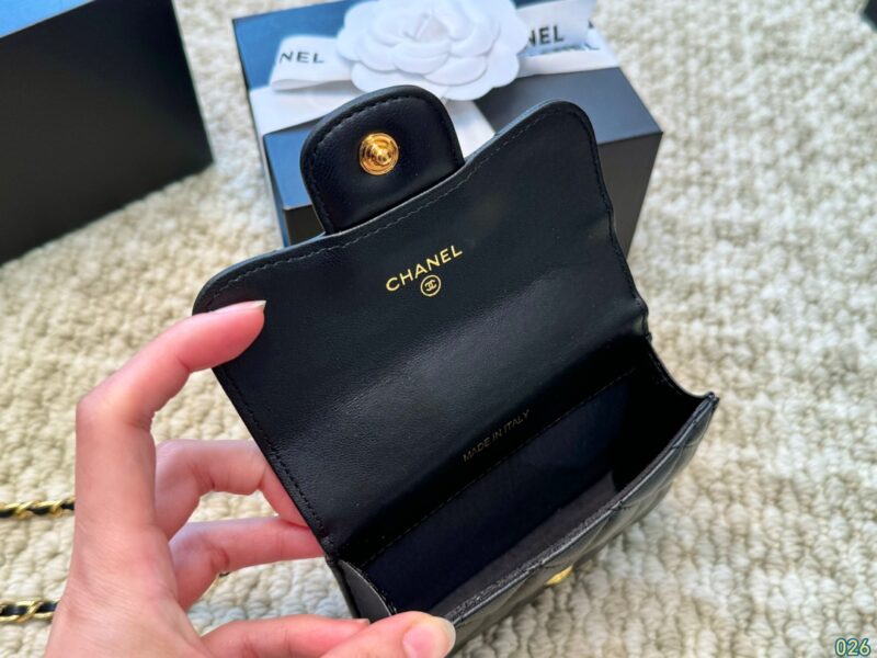 fa92efbee9.jpg Counter Silk Scarf Gift Box
Chanel Mini Bag Chain Bag
Very suitable for this season, Chanel
The retro atmosphere instantly fills up
Size: 12 9