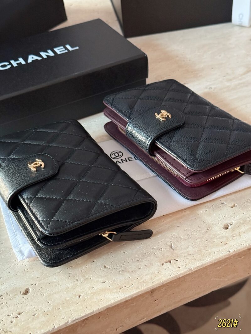 fab353b6d3.jpg 165 boxes
size:15.5*11cm
Xiaoxiangjia caviar cowhide/sheepskin medium long clip
Chanel Wallet
?? Full leather inside and outside!
?? top layer leather!
A daily change and card that is sufficient for going out!
The packaging is very high-end...
