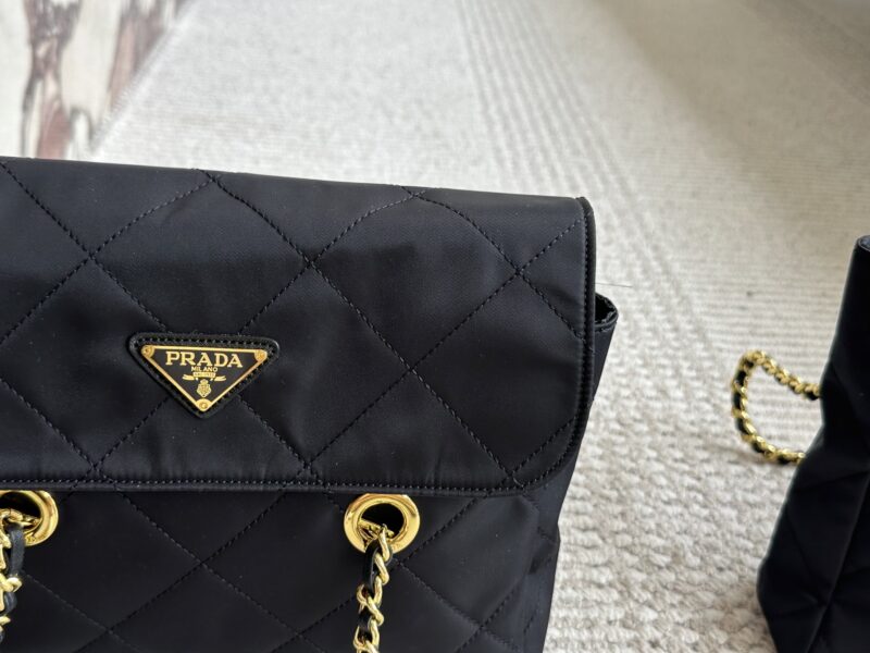fac06e6823.jpg 200 boxes
size:28*22cm
Prada Hobo Vintage Chain Bag
Added a sense of casualness and simplicity,
Completely fashionable and versatile!
