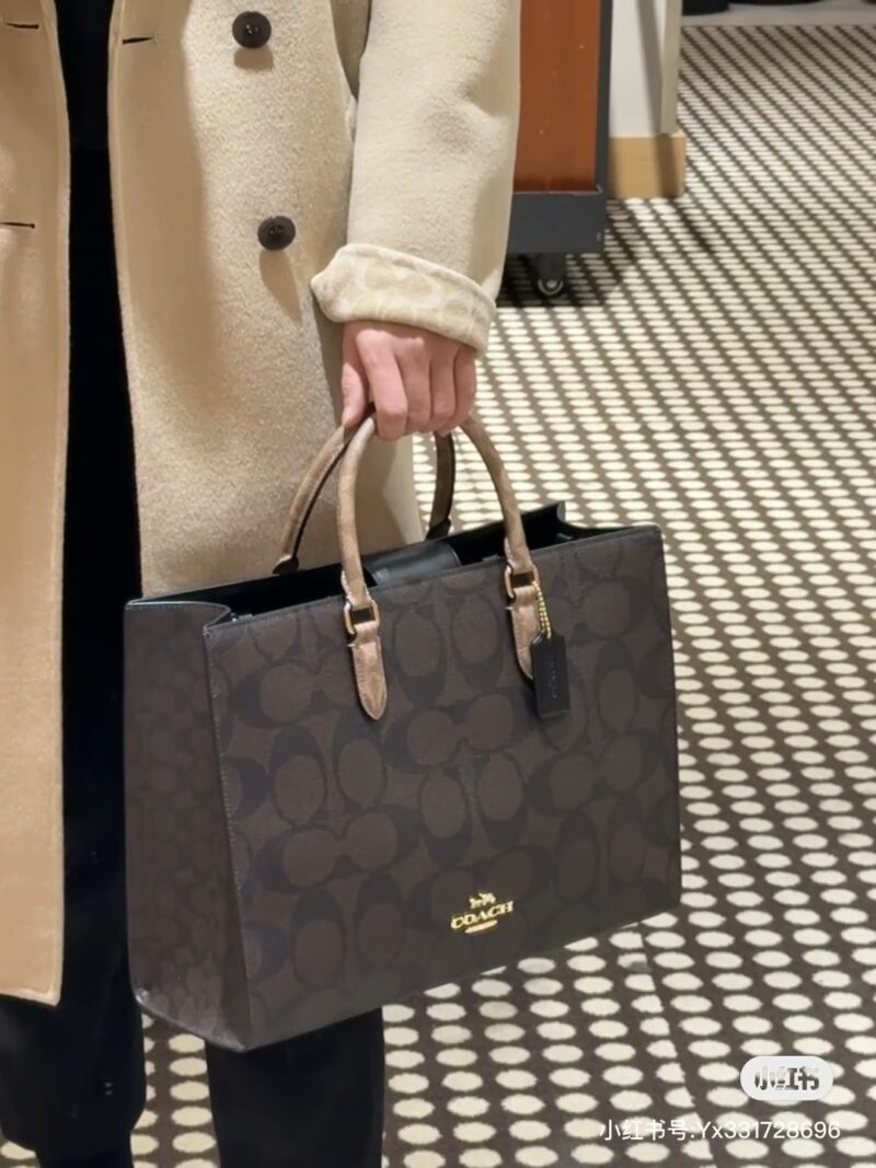 Good looking and easy-to-use bag, Coach's new product for December, Maggie tote, warm winter outfit
Maggie Tote's simple appearance makes it easy to accommodate
Play with style and effortlessly switch styles
