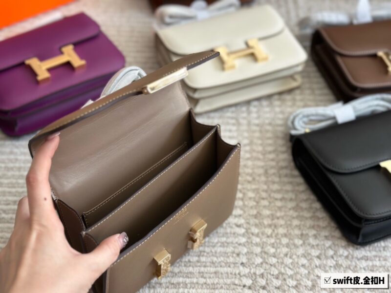 Comes with a complete set of packaging
size：19*15cm
H's flight attendant bag, Kangkang bag,
Original hand sewn,
???? Swift cowhide/silver buckle
Original logo complete