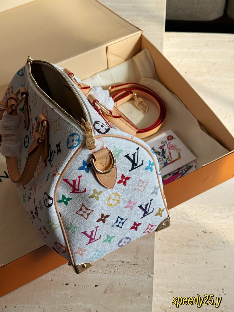 300 box upgrade version y
size：25*19cm
L Home * Takashi Murakami Speed25
White tri color is newly launched
I got the fastest one
Looks good, looks good
The bow tie bag hanging is quite cute
Suitable for the upcoming spring and summer season!