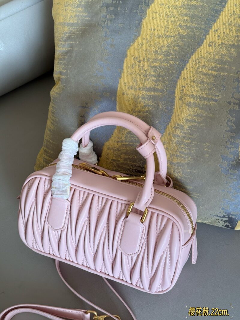 255 Upgraded Edition Box
size：22*11cm
New size of miumiu bowling ball ??
The faint cherry blossom powder is truly a fairy bag for summer
Summer colors~Comfortable
Can be carried by hand or slung diagonally
Full capacity~~
The appearance is Prin...