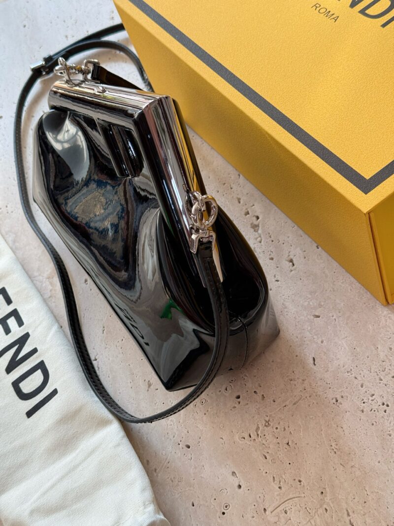 fb0ee072b0.jpg 230 box
size:26*18cm
FENDI First handbag, how could a sweet summer be without it
You can hold it in your hand, cross it, or carry it on your back!