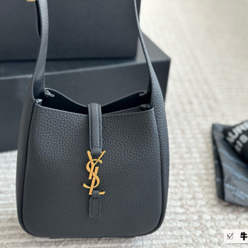 240 box cowhide
Size: 16 * 15cm (Mini)（
Who hasn't owned it yet
ysl soft hobo！ I really love this bag
Extremely practical!
Choose it for the big bag~
The leather feels so good!