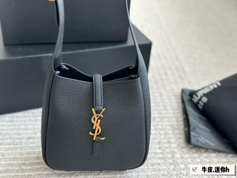 fb1487f83f.jpg 240 box cowhide
Size: 16 * 15cm (Mini)(
Who hasn't owned it yet
ysl soft hobo! I really love this bag
Extremely practical!
Choose it for the big bag~
The leather feels so good!