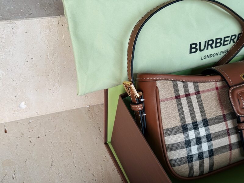 fb2d4af9cd.jpg 220 boxes#
size:24*11cm
Bur Retro Underarm Bag
I was captivated by fashion and loved deeply
Classic plaid versatile aura
Easily handle various styles
Classic and fashion coexist