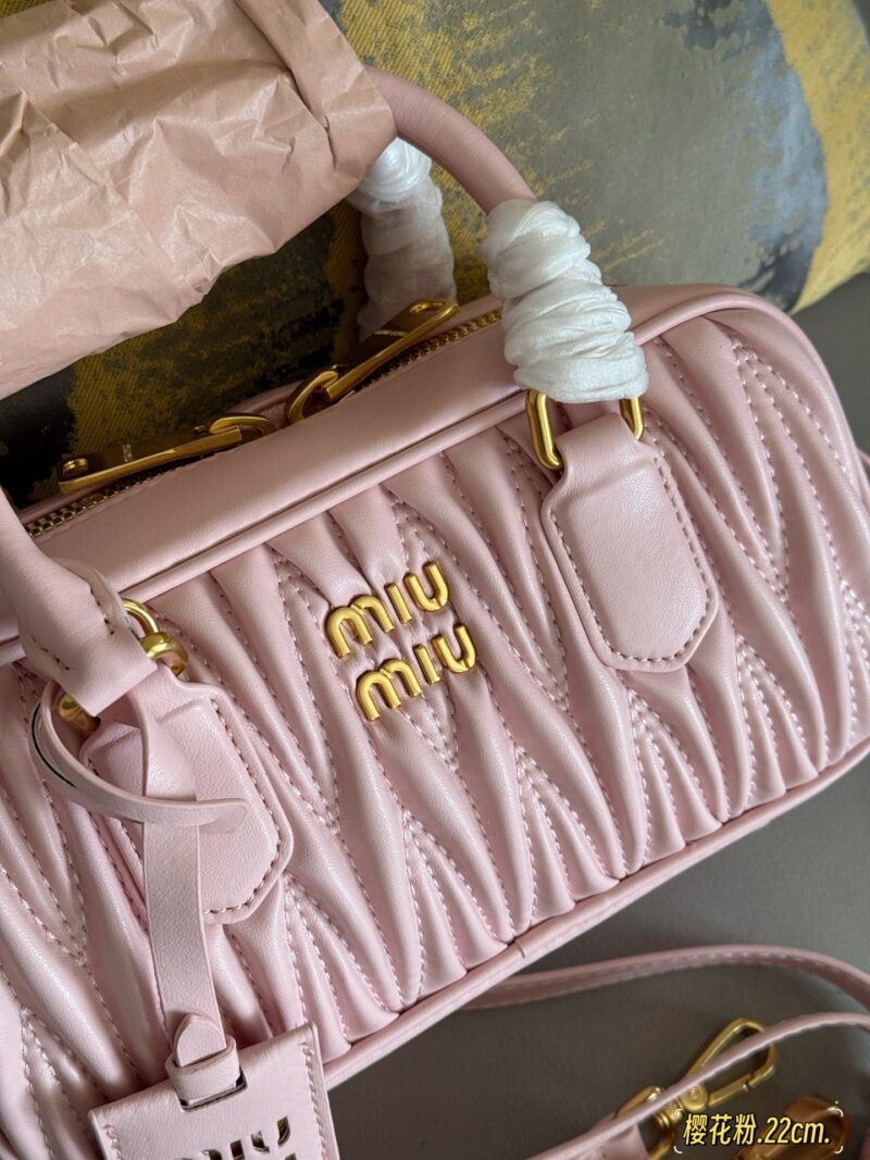 255 Upgraded Edition Box
size：22*11cm
New size of miumiu bowling ball ??
The faint cherry blossom powder is truly a fairy bag for summer
Summer colors~Comfortable
Can be carried by hand or slung diagonally
Full capacity~~
The appearance is Prin...
