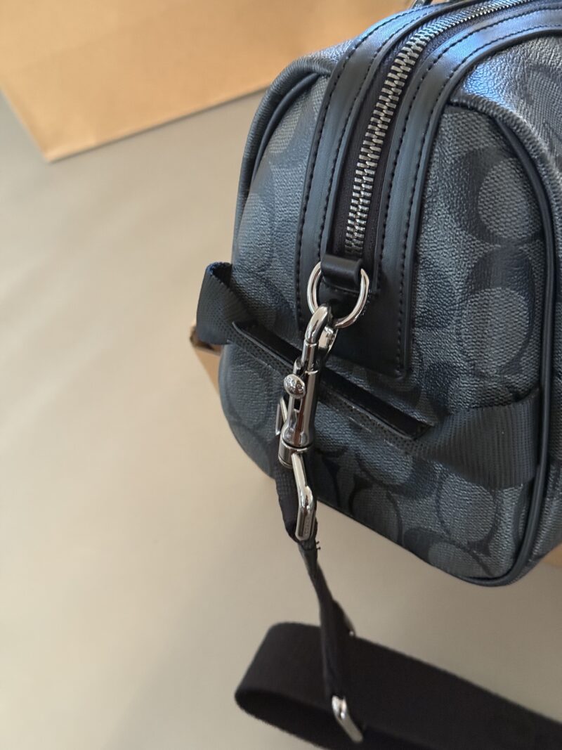 fb45208394.jpg 265 box
size:28*17cm
COACH | Falling in Love with a Male Boston | Venture Premium Grey
What are you still worried about getting for 520?
Advanced graphite gray exudes a sense of sophistication
C's classic, fashionable and atmospheric pillow bag
A v...