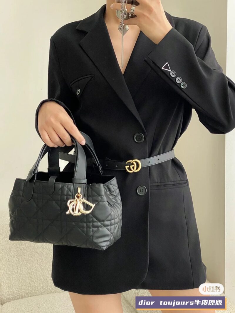 Dior's new Toujours collection this year
It looks so good that it's like I love it at first glance
Different from the previously popular tough diamond patterned Toujours, the bag is softer and lighter in shape
