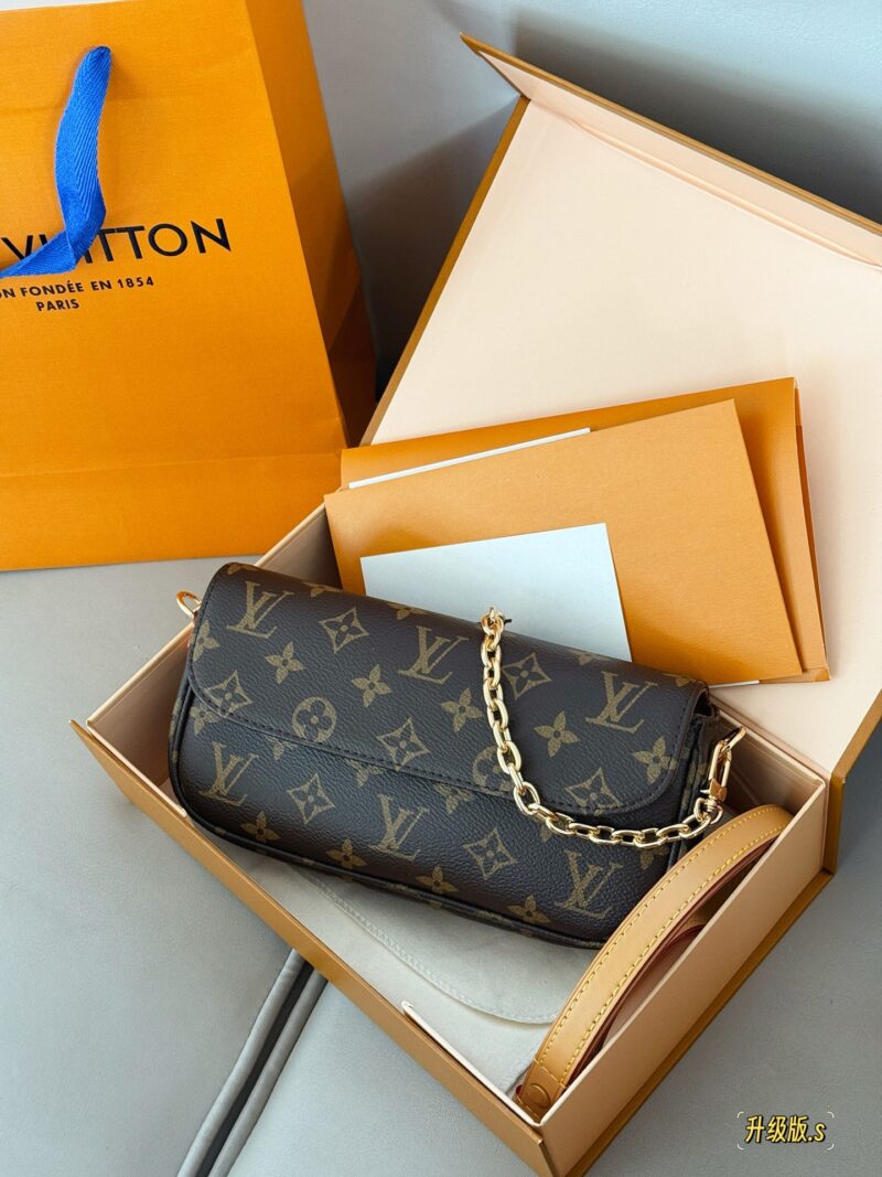 fb578f684c.jpg 225 box upgrade version s
size:22*12cm
Mahjong bag with double chain design for L family Ivy
Ivy, I call it the most suitable bag to carry in summer
Can be carried diagonally, single shoulder, or handheld
The built-in card slot is cute and easy to use!
