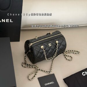 260 box cowhide
size：18*12cm
The Relaxation of Xiaoxiang's 25p Bowling Bag
Litchi peel and detachable chain
The round and plump bag has a particularly good capacity
I don't choose outfits either!
Belonging to the classic style of bowling!