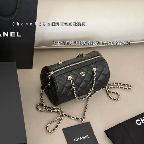 260 box cowhide
size：18*12cm
The Relaxation of Xiaoxiang's 25p Bowling Bag
Litchi peel and detachable chain
The round and plump bag has a particularly good capacity
I don't choose outfits either!
Belonging to the classic style of bowling!