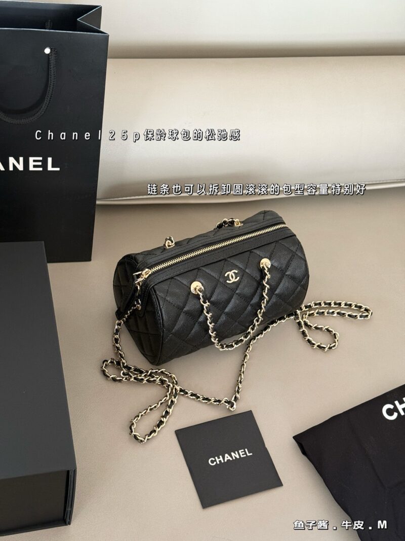 260 box cowhide
size：18*12cm
The Relaxation of Xiaoxiang's 25p Bowling Bag
Litchi peel and detachable chain
The round and plump bag has a particularly good capacity
I don't choose outfits either!
Belonging to the classic style of bowling!