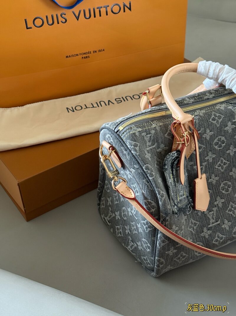 fb5e90bac5.jpg 285 box upgrade version
size:30*21cm
Come and take a look at L's Speedy30 pillow bag
Size 30cm is suitable for daily use and travel!
I really like this size
Very useful! Too cool!
This denim bag exudes a vintage atmosphere and is packed with UP!
