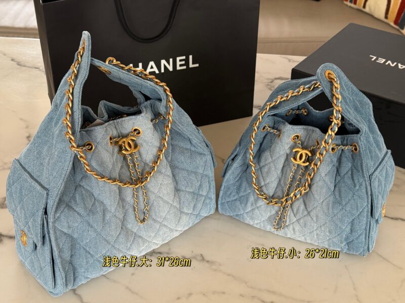 fb61373764.jpg 315 335 cowhide box
Size: 26 * 21cm (small)
31 * 26cm (large)
Xiaoxiang Home 25C Hobo Hippie Underarm Bag
Cool and stylish bucket design, very retro
The adjustable drawstring design of the bag is very practical, with two small pockets on the side tha...