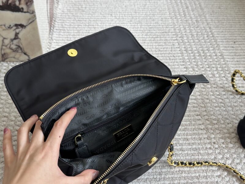 fb75089701.jpg 200 boxes
size:28*22cm
Prada Hobo Vintage Chain Bag
Added a sense of casualness and simplicity,
Completely fashionable and versatile!