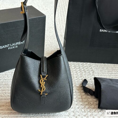 240 box cowhide
Size: 16 * 15cm (mini)
Who hasn't owned it yet
ysl soft hobo！ I really love this bag
Extremely practical!
Choose it for the big bag~
The leather feels so good!