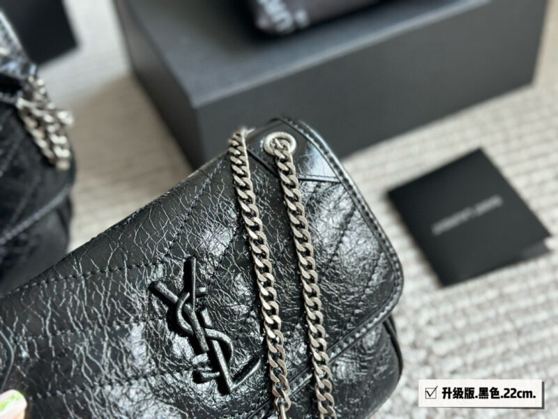 320 290 box upgrade version
Size: 28 * 22cm (large)
22 * 18cm (small)
Niki is really easy to carry!
It's really beautiful and unique ??
YSL Nikki leather material has a soft and sticky texture ??
Imported cowhide!
Both inside and outside are ...